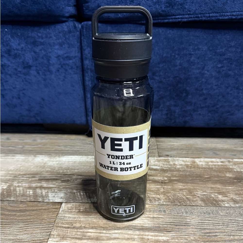 YETI 1L / 34 OZ WATER BOTTLE
WITH YONDER® CHUG CAP  Charcoal